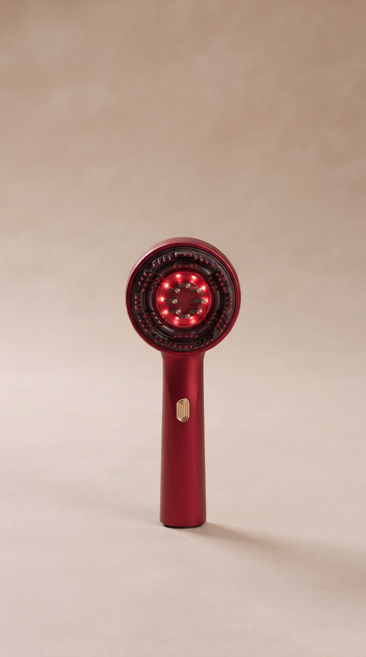 Brosse massante HairRevive rouge sur fond beige